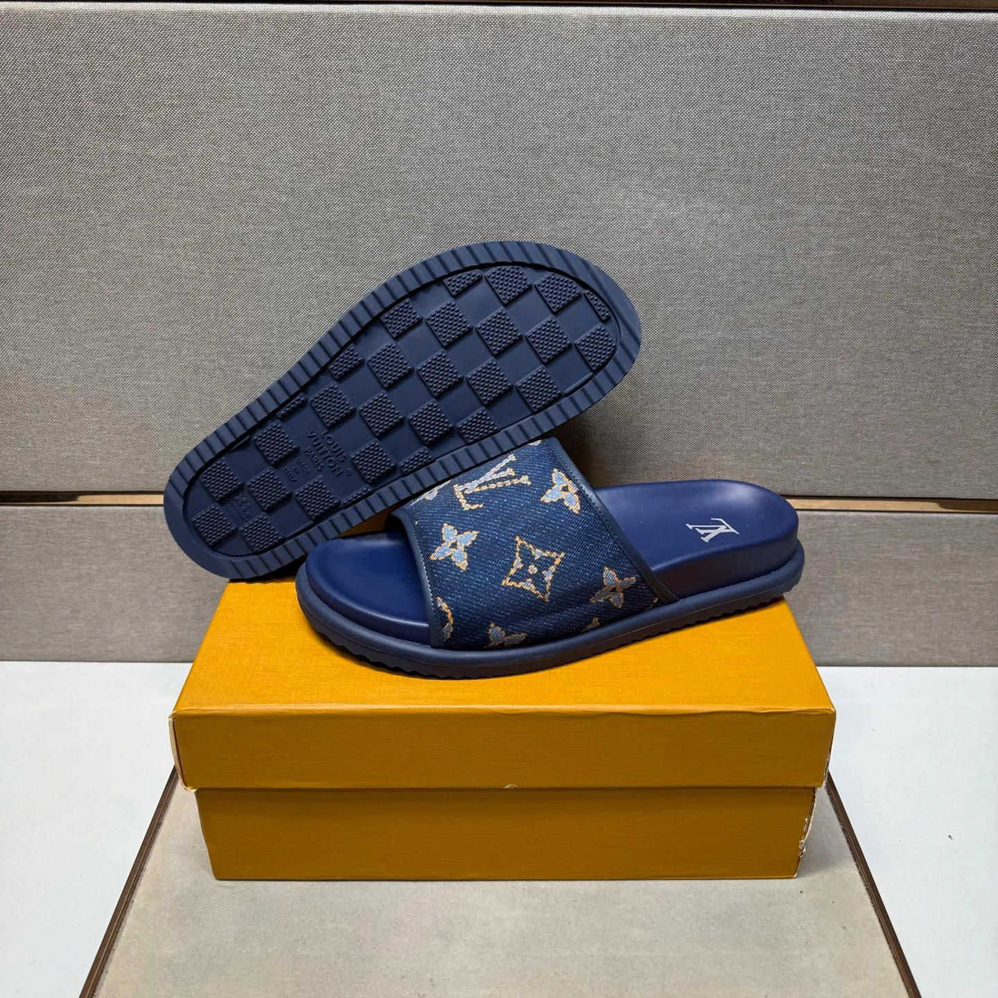 ⬛️Men's shoes 💰p320 [LV～] Men's casual slippers 2025z cabinet sales simultaneously 🔶Size: 38-44 #️⃣ 🔷2 colors🔜The upper is made of multi-material splicing➕Genuine leather lining, comfortable and breathable, sole: original comfortable and wear-resistant outsole, ⚠️Real shot📱Photographed🎬The real thing is better📢📢📢